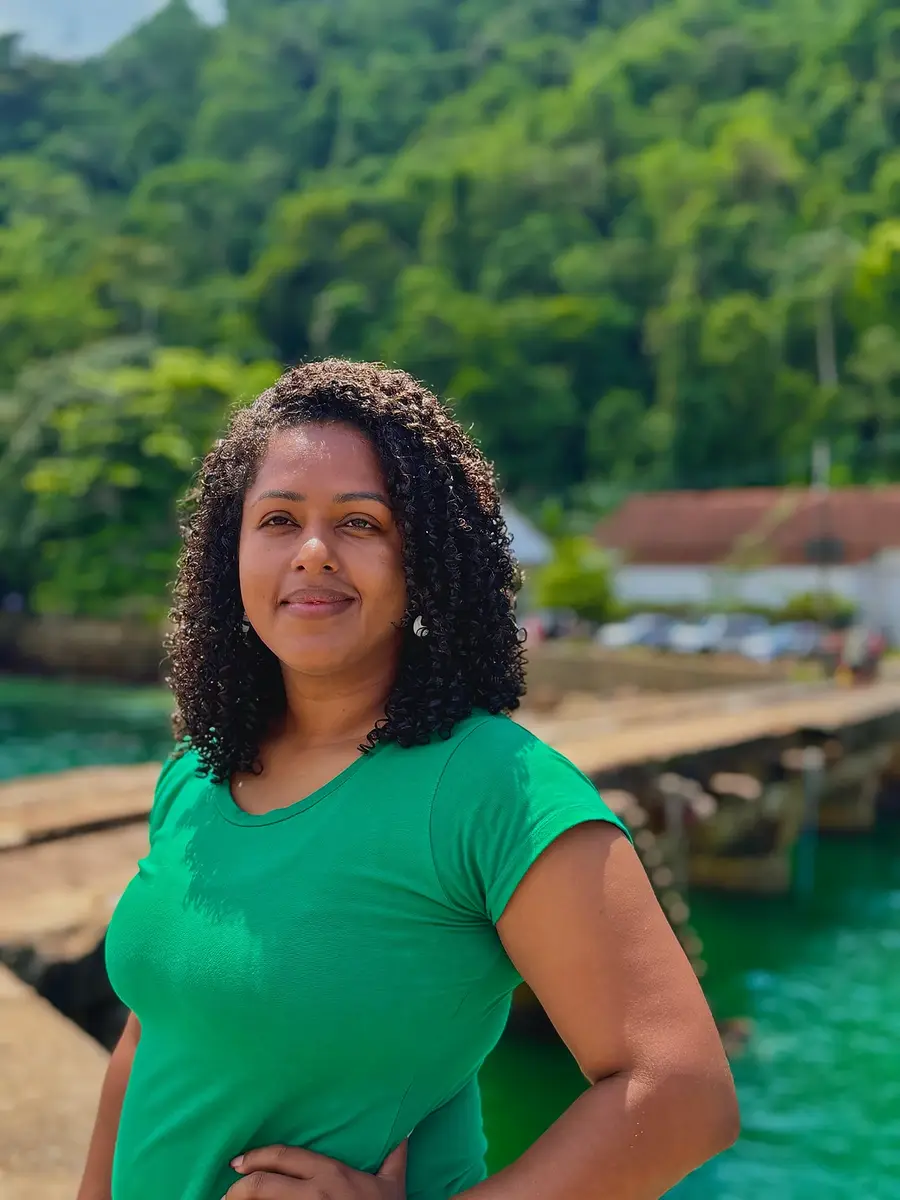 Retrato à beira-mar com o píer ao fundo