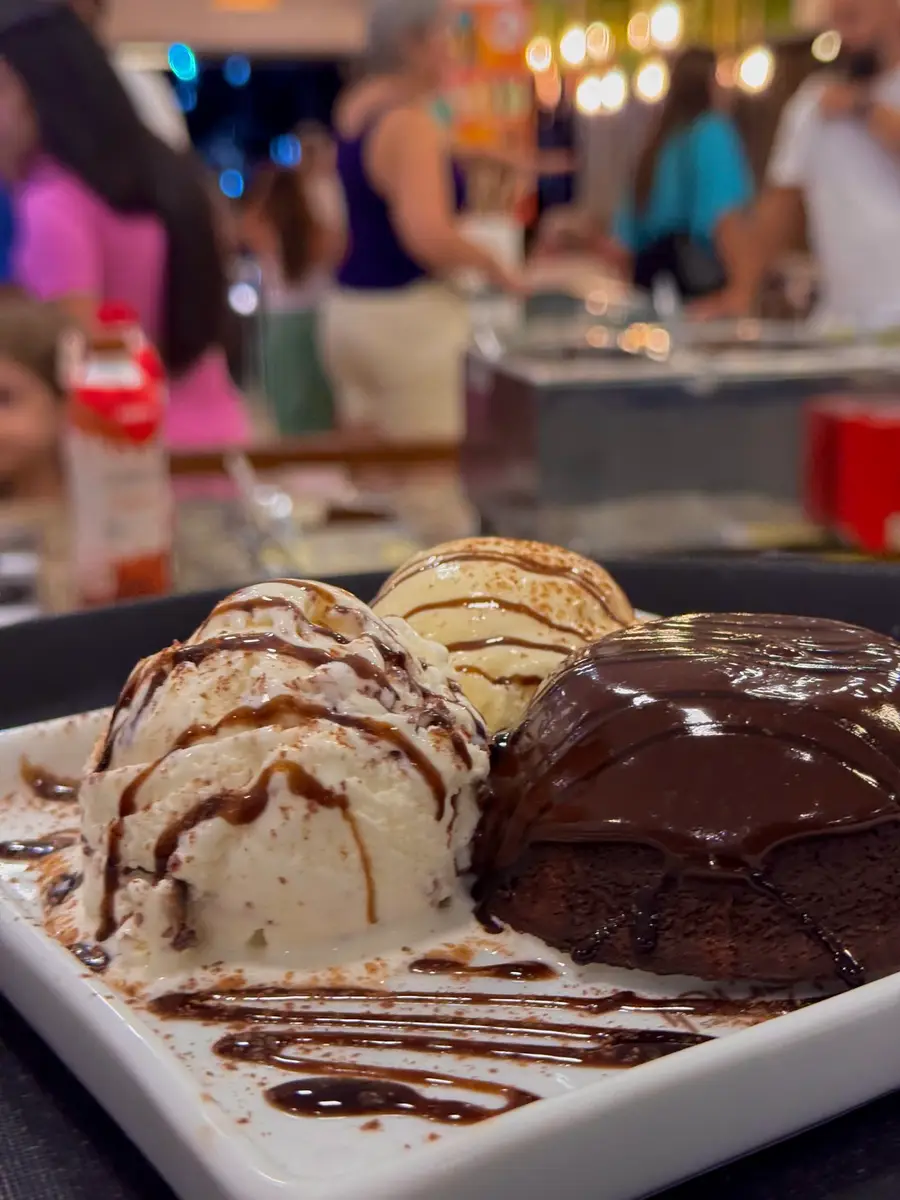 Sobremesa com sorvete, brownie e calda