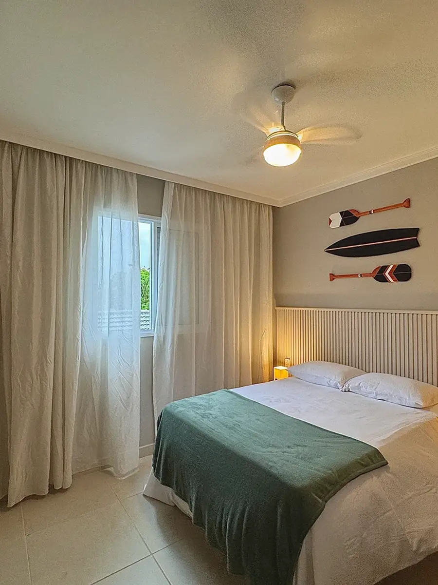 Quarto de hospedagem com decoração clara
