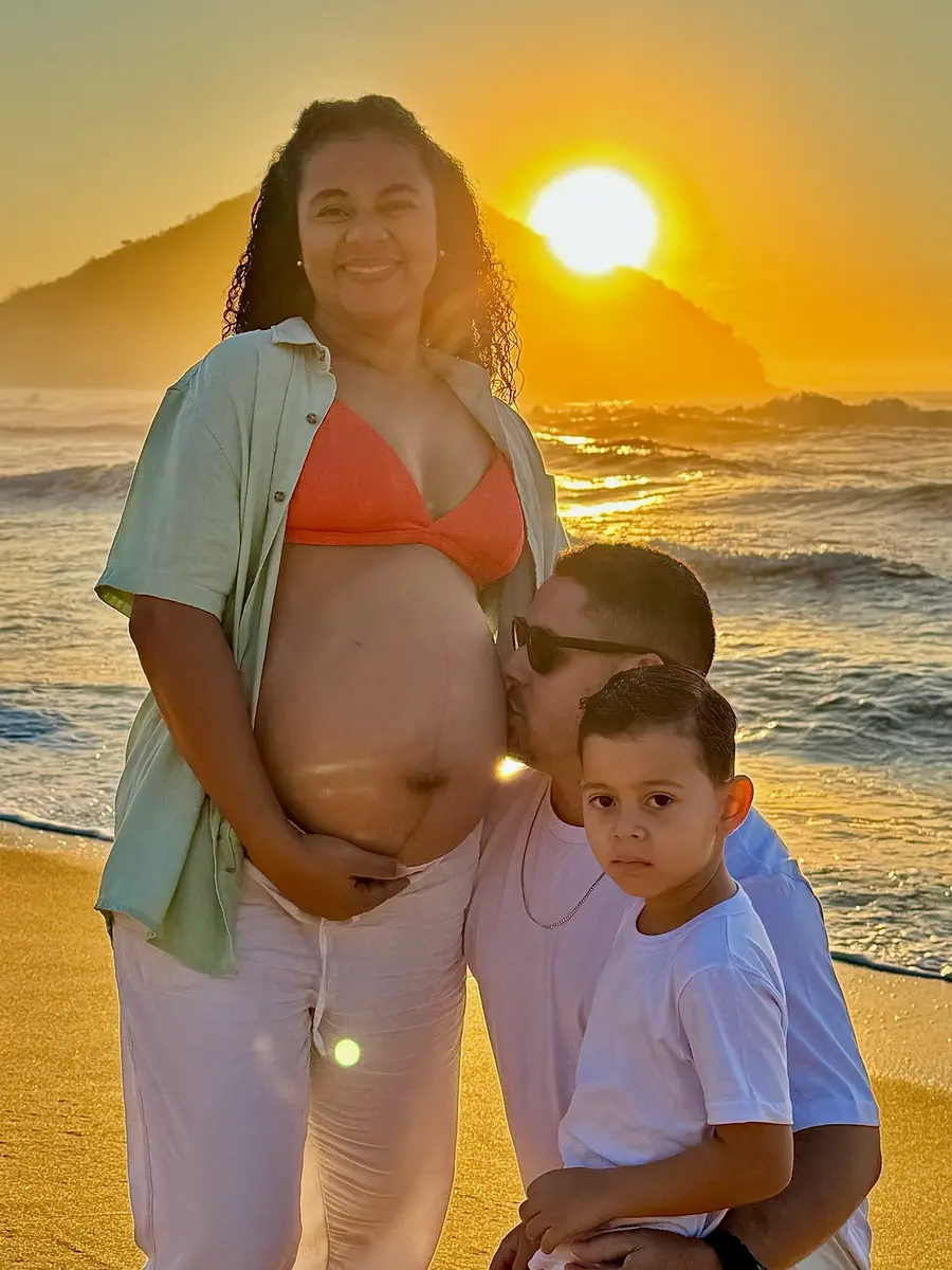 Ensaio de gestante ao pôr do sol na praia
