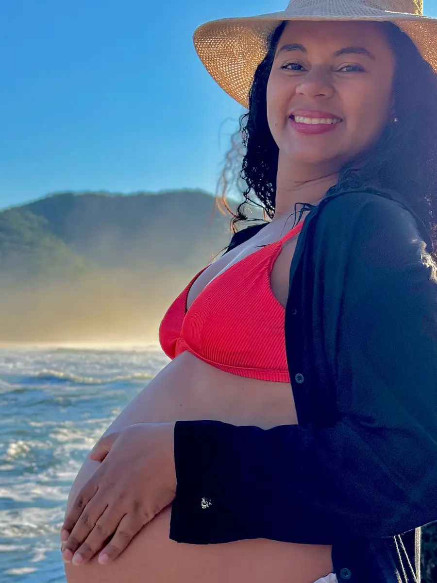 Ensaio de gestante com chapéu de praia